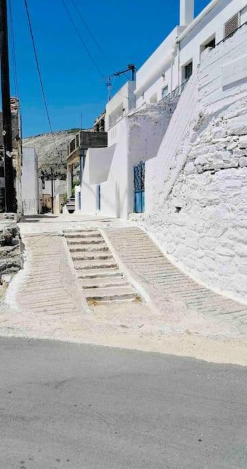 Naxos Mountain Retreat - Tiny House Build On Rock Appartement Koronos Buitenkant foto