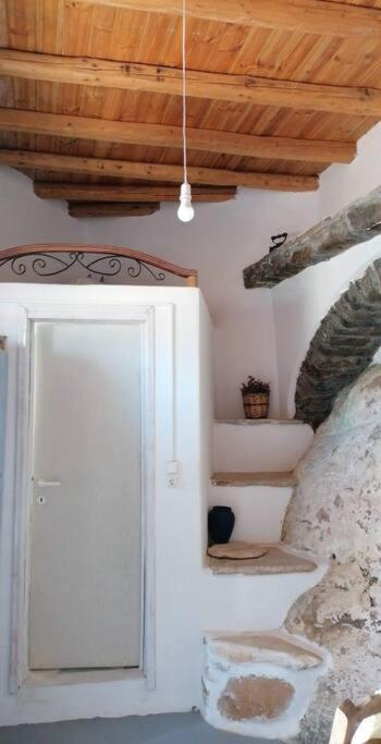 Naxos Mountain Retreat - Tiny House Build On Rock Appartement Koronos Buitenkant foto